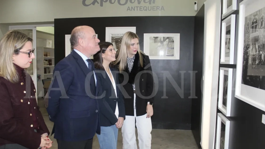 Alcalde, concejales y autora observando la exposición Devoción en Detalles de Marta Berrocal Álvarez