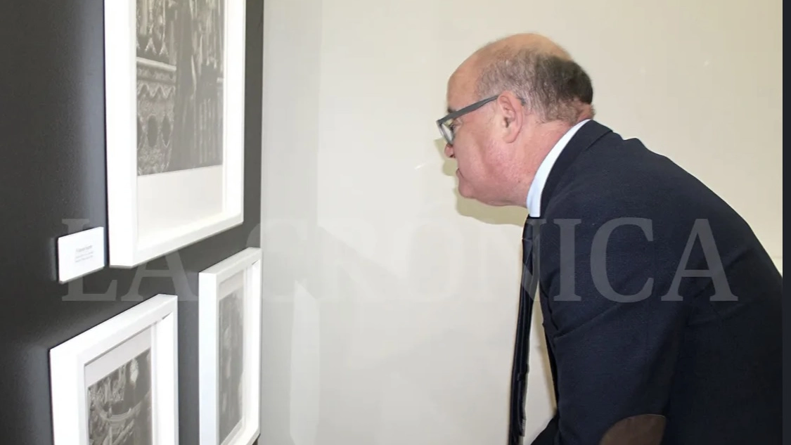 Alcalde observando la exposición Devoción en Detalles de Marta Berrocal Álvarez