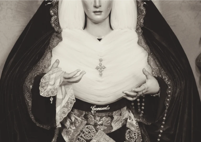 manos de la virgen del consuelo